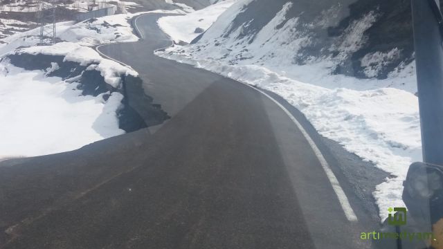 Heyelan yola zarar verdi