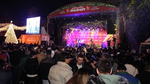 Antalyalılar 2023’ü Cumhuriyet Meydanı’nda karşıladı