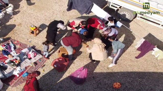 Boğazına yiyecek kaçan depremzede bebeği, öğretmen kurtardı