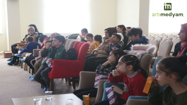 Depremzede öğrencilere sinema etkinliği