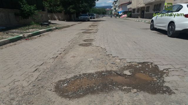 Milyonlarca lira harcanan yollar kısa sürede bozuldu