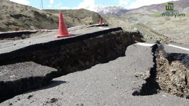 Ulaşıma kapanan yolda, çalışma başlatıldı
