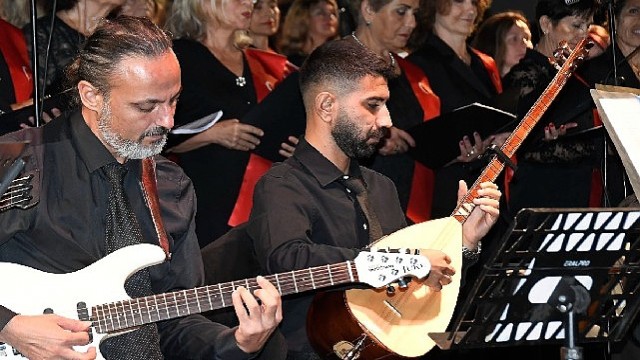 100 kişilik Türk Halk Müziği Cumhuriyet Korosu Konser Verdi
