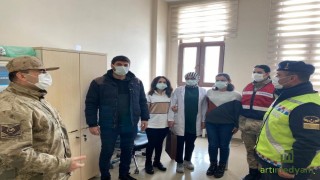Jandarma sağlık çalışanlarını ziyaret etti